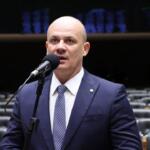 Líder da oposição na Câmara pede explicações sobre pedido da PF para Flávio entregar passaporte