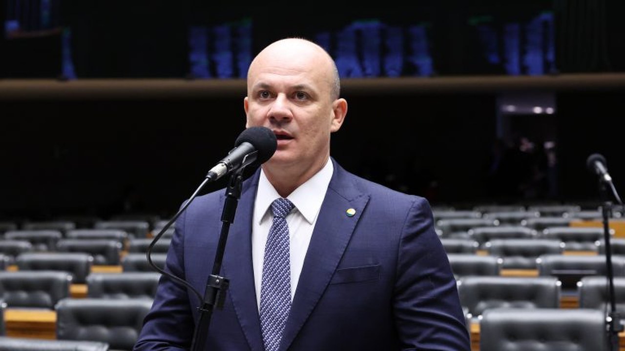 Líder da oposição na Câmara pede explicações sobre pedido da PF para Flávio entregar passaporte