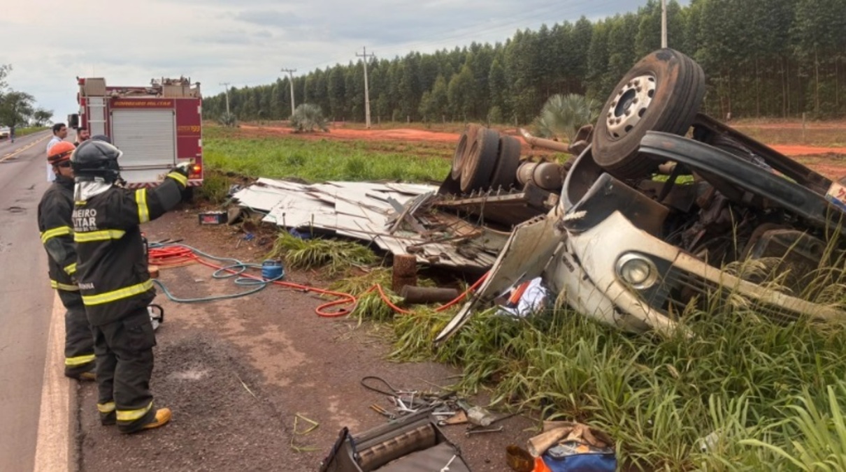 Motorista morre em capotamento de caminhão na BR-267 em MS
