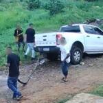 Caminhonete é resgatada com corda após cair em cratera no Los Angeles, em Campo Grande