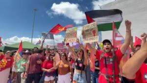 Apoiadores de Lula fazem ato no centro de Brasília