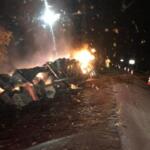 Carreta carregada com algodão tomba às margens da BR-163 e pega fogo