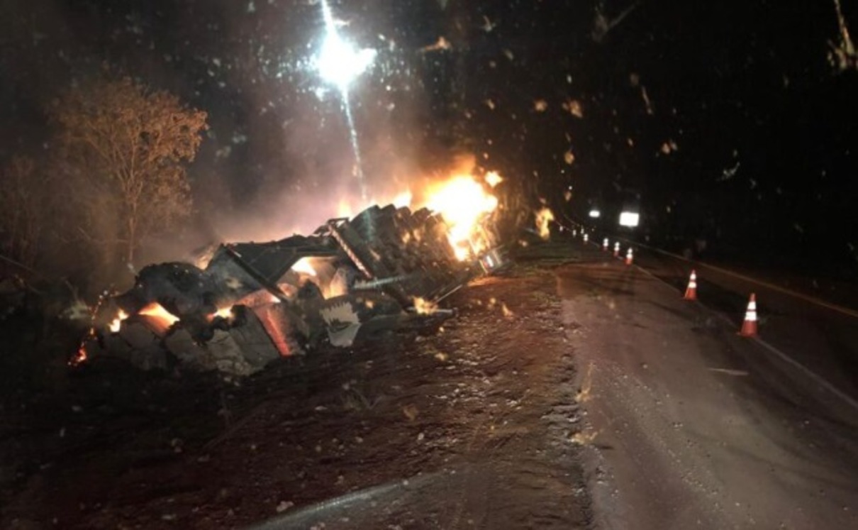 Carreta carregada com algodão tomba às margens da BR-163 e pega fogo