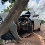 Motorista bate em poste, que fica ‘pendurado’ em carro na Avenida Senador Filinto Müller