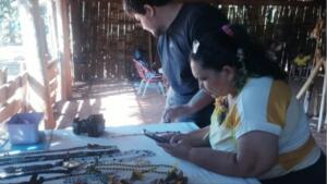 Professoras catalogam artesanato Guarani Ñandeva para preservar saberes tradicionais em Dourados