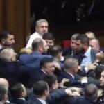 VÍDEO: Sessão parlamentar termina em pancadaria na Armênia