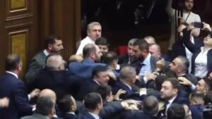 VÍDEO: Sessão parlamentar termina em pancadaria na Armênia