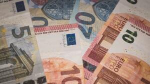 Economia da zona do euro desacelera em outubro sob pressão da inflação