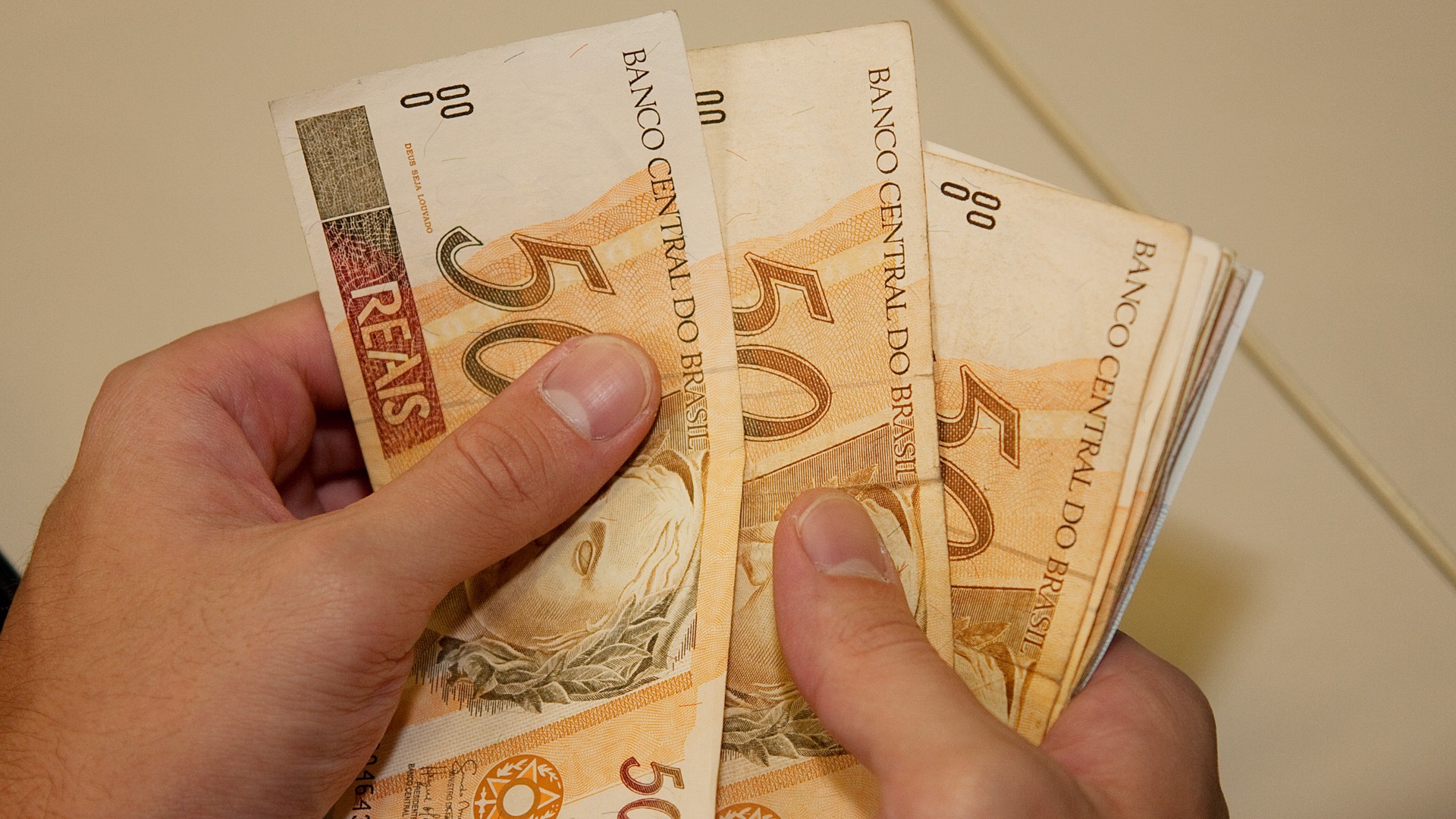 Idosa de MS com salário mínimo tem R$ 300 descontados de banco por anos e é indenizada em dobro