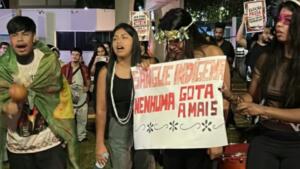 Estudantes da UFMS fazem manifestação contra ameaças a indígenas em MS