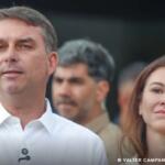 Flávio Bolsonaro participa de missa na Catedral de Brasília