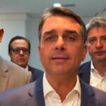 Flávio Bolsonaro faz live e abre para perguntas após debate ser cancelado