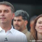 Imprensa internacional repercute saída de Flávio Bolsonaro do Brasil após derrota nas eleições