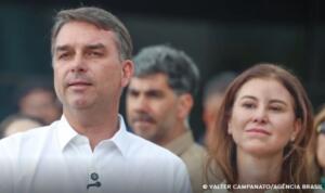 Imprensa internacional repercute saída de Flávio Bolsonaro do Brasil após derrota nas eleições