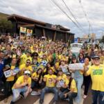 Manifestação a favor de Flávio Bolsonaro mobiliza mais de mil pessoas na Capital