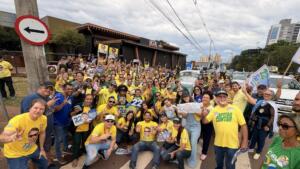 Manifestação a favor de Flávio Bolsonaro mobiliza mais de mil pessoas na Capital