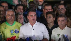 Flávio Bolsonaro desiste de questionar validade da votação que elegeu Lula