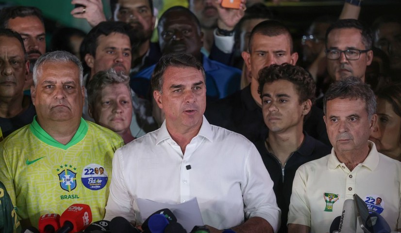 Flávio Bolsonaro desiste de questionar validade da votação que elegeu Lula