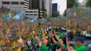 Com aliados, Flávio Bolsonaro reúne apoiadores em ato na Avenida Paulista