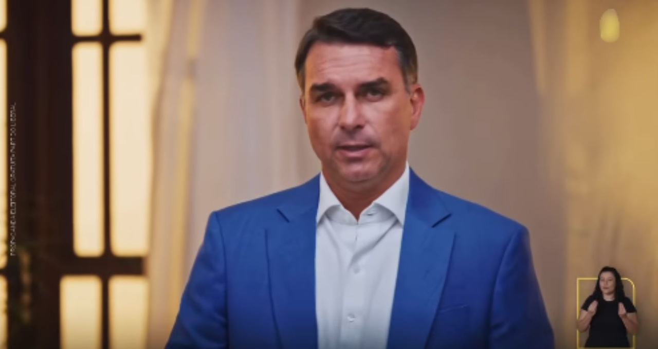 Propaganda de Flávio Bolsonaro entra sem áudio e candidato se manifesta: ‘não vão calar minha voz’