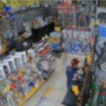 VÍDEO: Suspeito é flagrado furtando parafusadeira de loja em menos de 1 minuto no Pioneiros