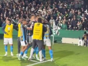 Grêmio vence Coritiba, quebra jejum e supera Corinthians na zona de rebaixamento do Brasileirão