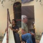 Com tereré e harpa, quintal vira palco de ‘dupla improvisada’ de polca paraguaia