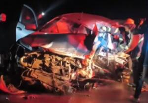 Motorista de Hilux fica preso às ferragens em acidente com tombamento de carreta na BR-463
