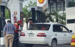 Motoristas cruzam fronteira para abastecer em Corumbá após crise de combustível na Bolívia