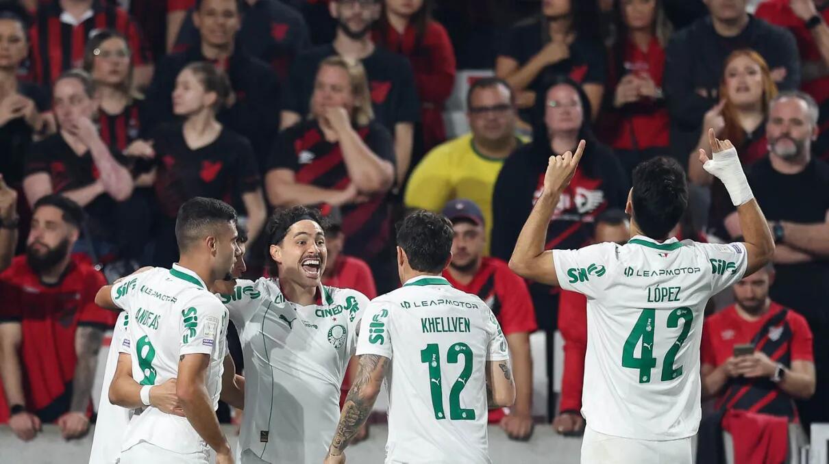 Palmeiras vence Athletico-PR, assume liderança do Brasileirão e ‘torce’ por tropeço do Flamengo