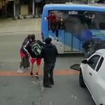 VÍDEO: Passageiros quebram janelas e pulam de ônibus em SC após princípio de incêndio