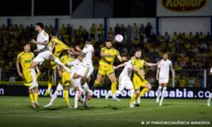 Com um a mais, Mirassol vence e complica Internacional no Brasileirão