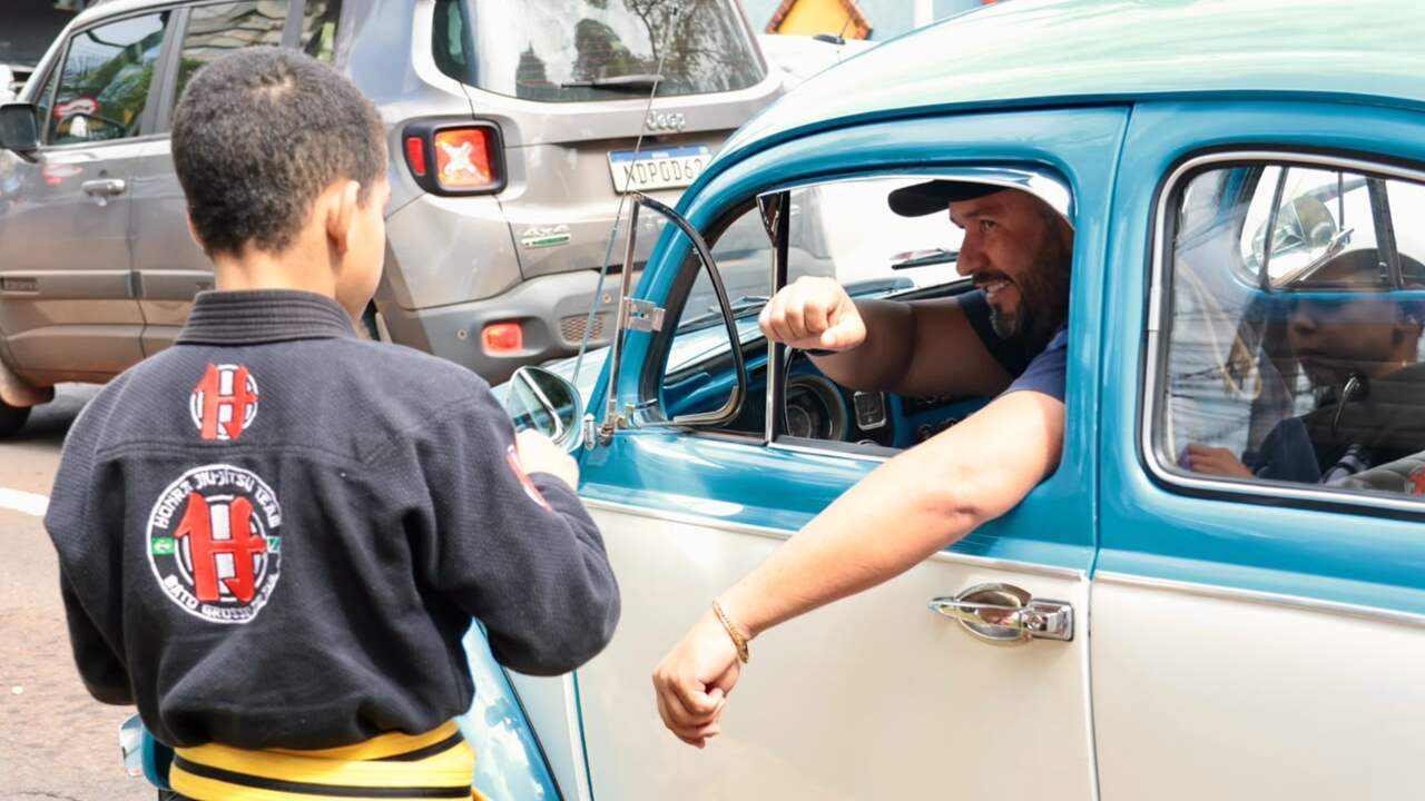 Campeão mirim de jiu-jítsu e judô vende balas na Afonso Pena para competir no Mundial