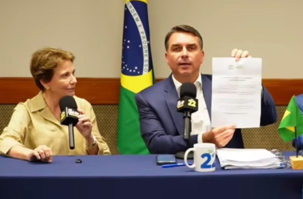 Tereza Cristina entrega carta de apoio da Frente Parlamentar da Agropecuária a Flávio Bolsonaro durante live