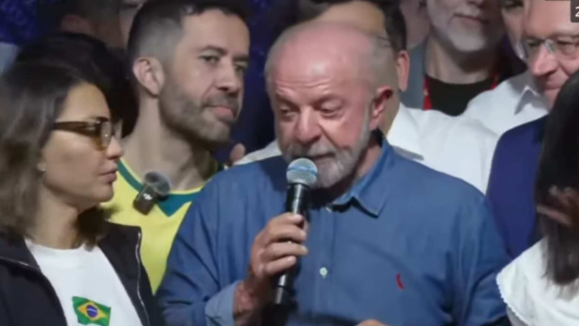 Em discurso após vitória, Lula fala em regulamentar redes e quer IA brasileira