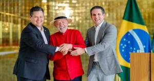 Alcolumbre e Hugo Motta se reúnem com presidente Lula após a reeleição