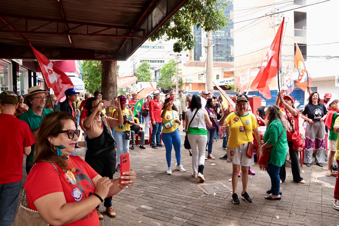 Manifestação pró-Lula mobiliza 80 pessoas no Centro de Campo Grande