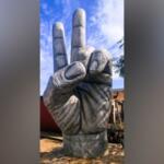 monumento mão gigante