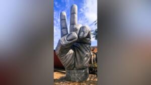 monumento mão gigante
