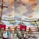 VÍDEO: Cruz cai na cabeça de padre, que morre na hora, em missa no Equador