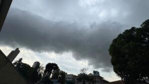 Vem tempestade? Nuvem gigante encobre Campo Grande na manhã desta sexta-feira