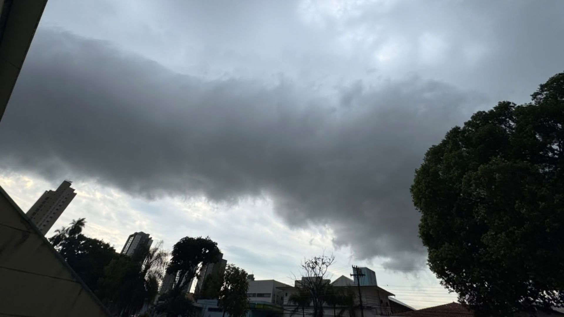 Vem tempestade? Nuvem gigante encobre Campo Grande na manhã desta sexta-feira