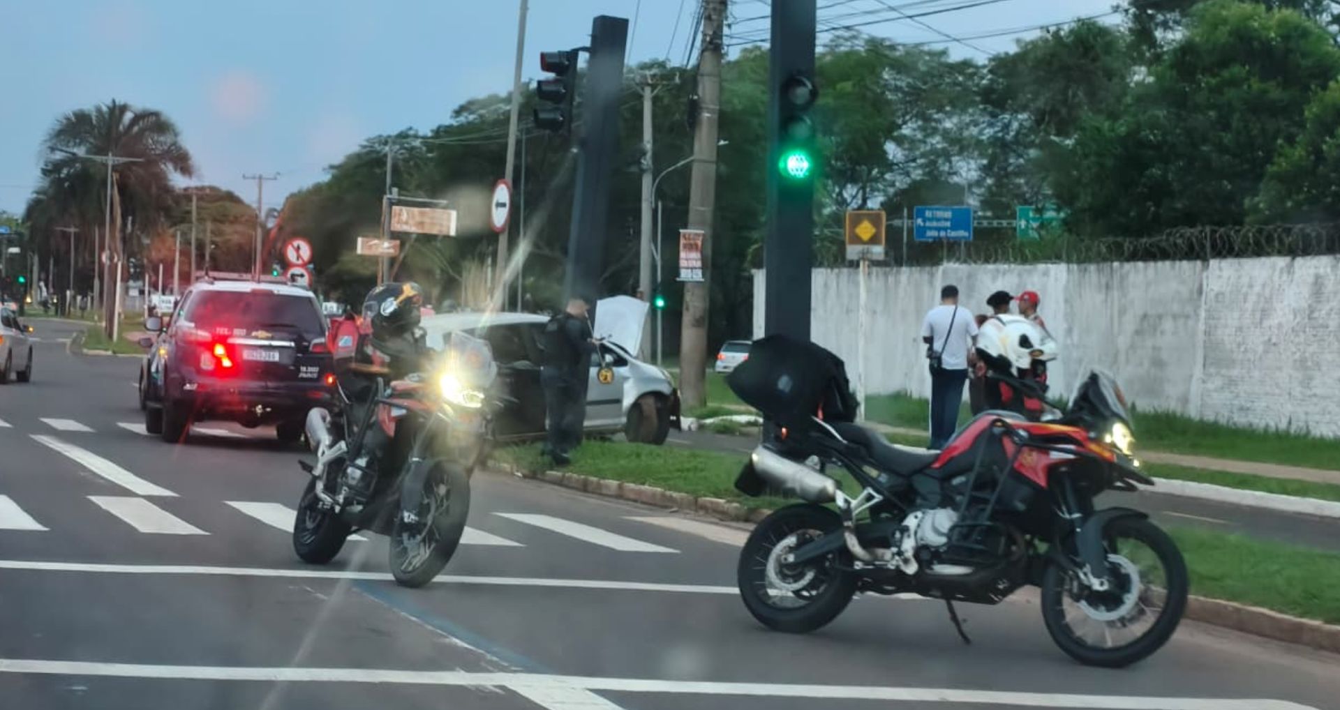 Motorista perde da direção de carro e causa confusão na Avenida Duque de Caxias, em Campo Grande