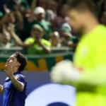 Palmeiras supera pênalti perdido, vence Red Bull Bragantino e assume liderança do Brasileirão
