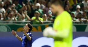 Palmeiras supera pênalti perdido, vence Red Bull Bragantino e assume liderança do Brasileirão