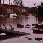 Durante temporal, moradores têm casas invadidas por enxurrada no Parque dos Sabiás