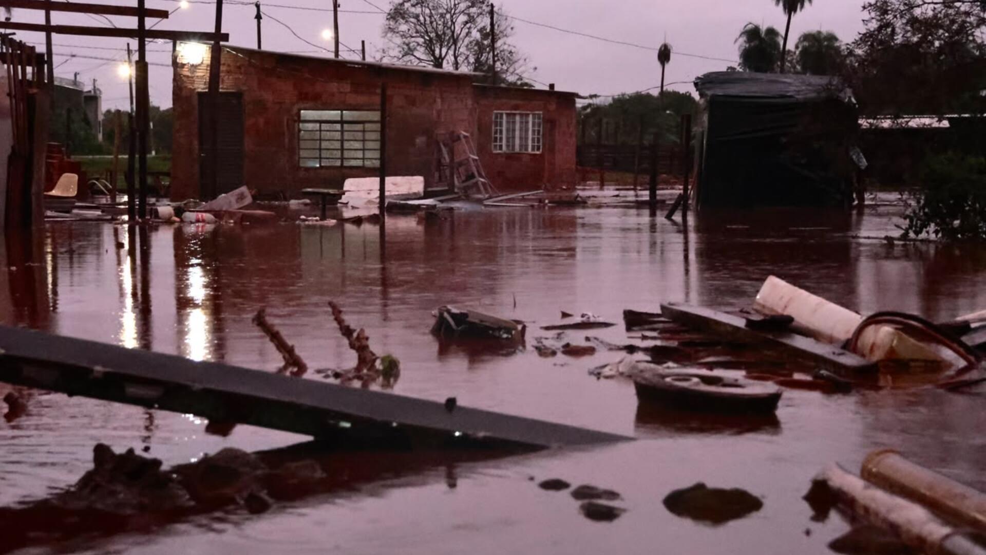 Durante temporal, moradores têm casas invadidas por enxurrada no Parque dos Sabiás