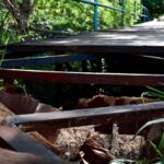 Deteriorada, ponte desafia moradores que tentam atravessar avenida no Aero Rancho