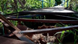 Deteriorada, ponte desafia moradores que tentam atravessar avenida no Aero Rancho