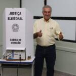 Reinaldo Azambuja vota ao lado da esposa e diz confiar na estratégia da campanha